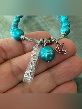 new honora fresh water PEARL BRACELET, STRETCHY, WITH A HANGING charm peace